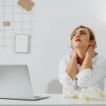 Carolina Rojas (43) psicoanalista: «Para aliviar el estrés laboral solo necesitas 60 segundos y esta lista de canciones que te relajan al instante»