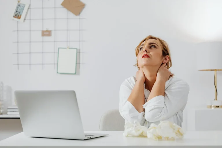 Carolina Rojas (43) psicoanalista: «Para aliviar el estrés laboral solo necesitas 60 segundos y esta lista de canciones que te relajan al instante»