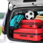 La multa ‘invisible’ de la DGT por llevar mal el equipaje DENTRO del coche: 100€ por ese bolso en el asiento del copiloto.
