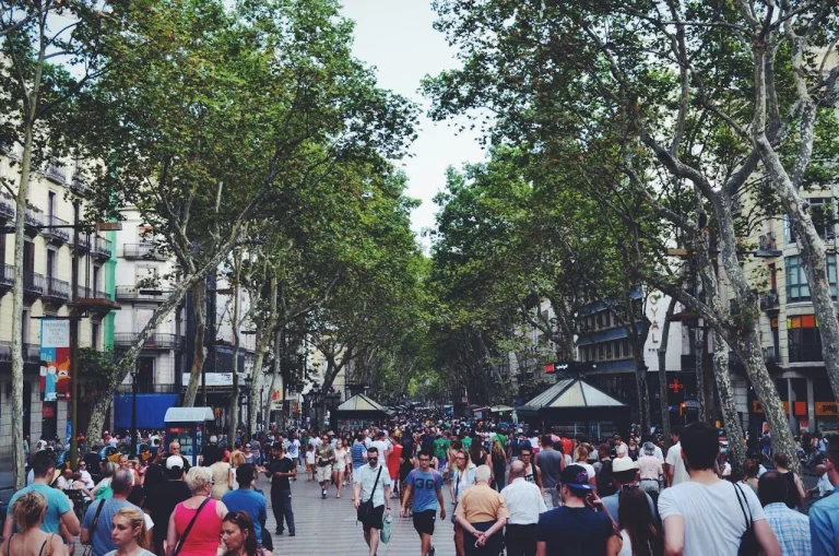 Mireia Puig (49), guía oficial de Barcelona: "Se te acerca una pareja con un mapa y en 10 segundos te han dejado sin móvil. Es la estafa más vieja y sigue funcionando"