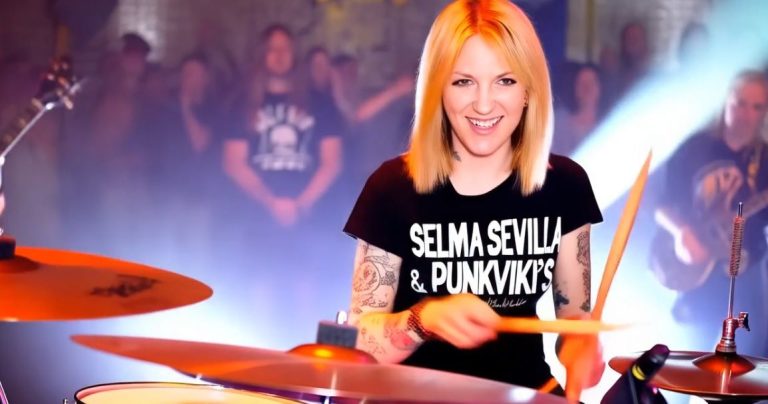 Selma Sevilla, la primera cantante española de IA que realiza un concierto de rock