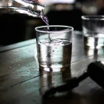 Dr. Javier Sánchez (41), neurólogo: “Beber agua en exceso daña tu cerebro, y este método calcula la cantidad saludable que tu organismo necesita”