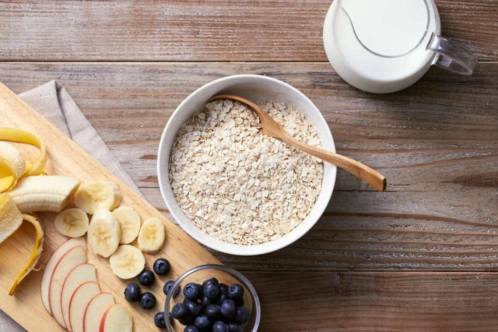 Dr. Pablo Alcalá (48) nutricionista: “Beber agua no es suficiente para bajar de peso y estas 5 recetas aceleran el metabolismo mientras cuidan tu salud” 4 Moncloa El plátano con avena te mantiene más lleno entre comidas