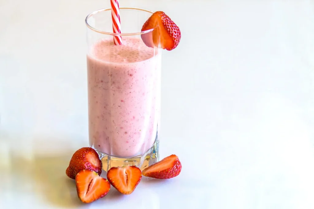 Dr. Pablo Alcalá (48) nutricionista: “Beber agua no es suficiente para bajar de peso y estas 5 recetas aceleran el metabolismo mientras cuidan tu salud” 2 Moncloa Para una digestión equilibrada las fresas con avena son clave