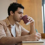 «Dejé de tomar café a primera hora y lo que le pasó a mi cerebro es algo que nadie me había contado», narra Diego Sunset (38), ex-directivo adicto a la cafeína