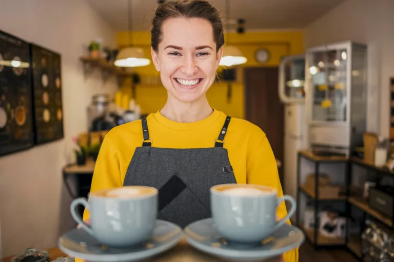 "El error es pedirlo con leche": un barista de Madrid revela cómo detectan (y desprecian) a un turista nada más entrar a la cafetería