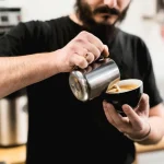 Teletrabajo: así cambió el precio del café en los bares de Madrid después de la pandemia (y es aterrador)