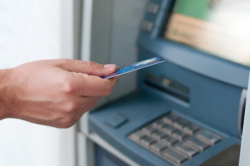 Aprovecha este impulso para examinar otros posibles cargos ocultos en tus productos financieros y toma el control definitivo de tu dinero. Fuente: Freepik
