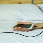 La ‘sentencia de muerte’ para tu móvil: David Salas (45), técnico, explica por qué dejarlo cargando toda la noche es el peor error que cometes