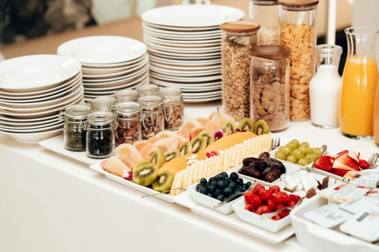 “Olvida la caja de cereal, no todos sirven para hacer dieta”: Dra. Marta Jiménez (43), endocrinóloga, compara 5 desayunos saciantes que aceleran el metabolismo