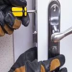 Manolo Segovia (53), cerrajero experimentado: “El mayor engaño ocurre cuando aceptas el precio por teléfono, y luego te cobran hasta el triple”