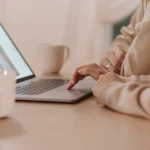 “ChatGPT me salvó de hacer horas extras”: María Fernández (36), informática, comparte su método para programar un mes de contenido en solo 2 horas