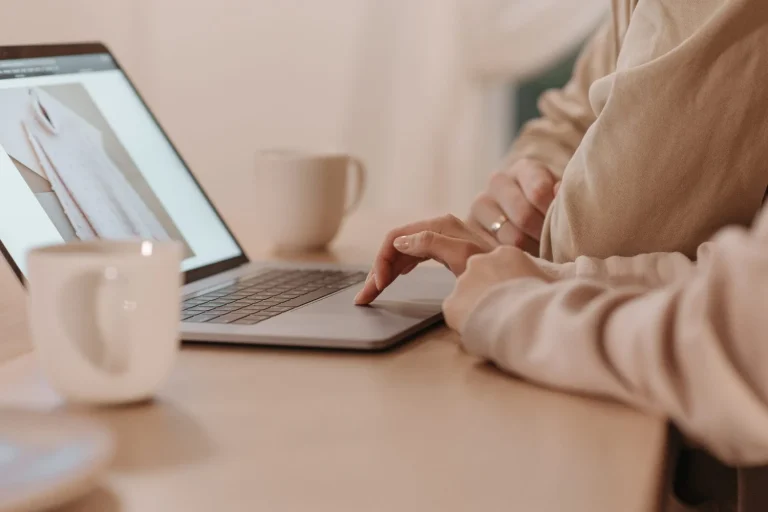 “ChatGPT me salvó de hacer horas extras”: María Fernández (36), informática, comparte su método para programar un mes de contenido en solo 2 horas