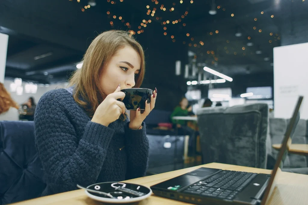 Teletrabajo: así cambió el precio del café en los bares de Madrid después de la pandemia (y es aterrador) 3 Moncloa Reflexionamos sobre el papel social que se desvanece cuando el ritual del café se traslada del bar a la mesa del salón. Fuente: Freepik