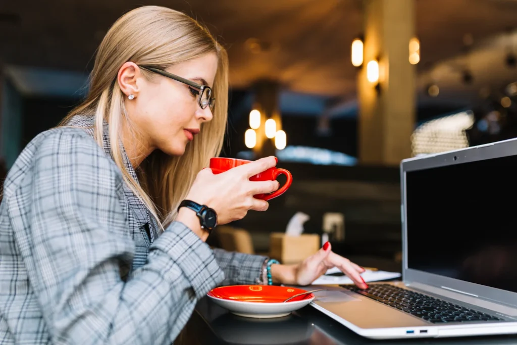 Teletrabajo: así cambió el precio del café en los bares de Madrid después de la pandemia (y es aterrador) 4 Moncloa El futuro del café en Madrid se debate entre convertirse en un lujo o seguir siendo el motor popular de siempre. ¿Qué le espera a nuestro café de cada día? Fuente: Freepik