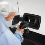 Jorge Martínez (52), ingeniero de motores: «Los híbridos enchufables son un timo. Consumen más que un diésel en carretera y las marcas manipulan los datos»