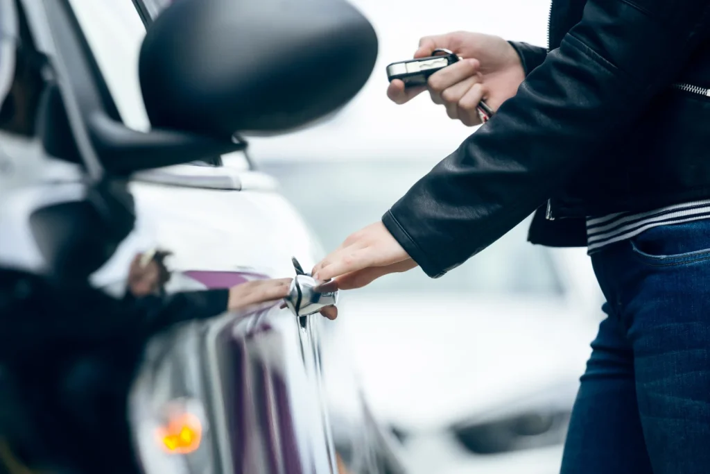 La DGT implantará en 2026 el 'carnet por puntos ampliado': 4 puntos menos por usar el climatizador incorrectamente en invierno. 1 Moncloa La razón es más lógica de lo que parece a simple vista: se trata de visibilidad y tiempo de reacción.