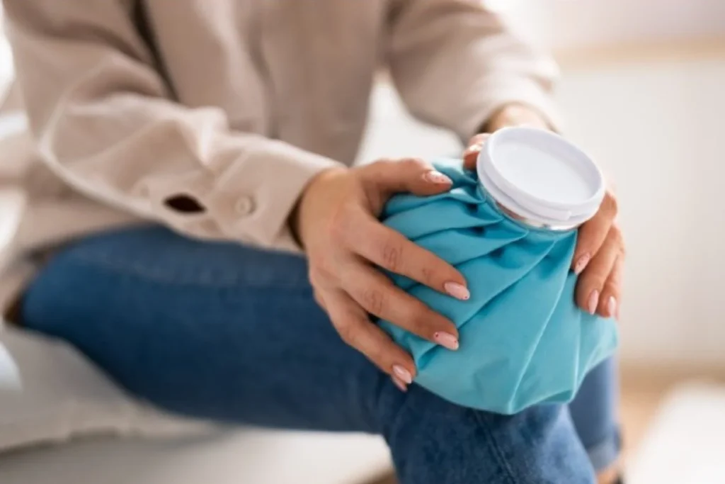 ¿Compresas frías o calientes?: “Cada lesión es diferente, si usas el método equivocado podrías causar daños irreversibles”, explica el Dr. Julián Alcalá (42), traumatólogo 2 Moncloa El uso de compresas frías son para lesiones específicas