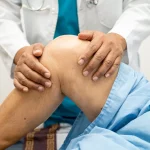 «El crujido de tu rodilla no es por la edad, eres tú mismo sin hacer ejercicio» Dr. Roberto Meneses (46) traumatólogo revela cómo aliviar el dolor articular sin pastillas