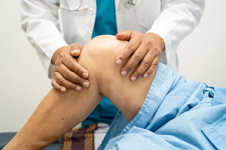 «El crujido de tu rodilla no es por la edad, eres tú mismo sin hacer ejercicio» Dr. Roberto Meneses (46) traumatólogo revela cómo aliviar el dolor articular sin pastillas
