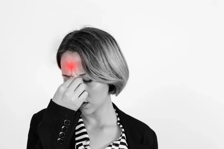 Dra. Laura Torres (44), infectóloga: «El dolor de cabeza repentino después de viajar puede revelar meningoencefalitis y debes ver a un médico ese mismo día»