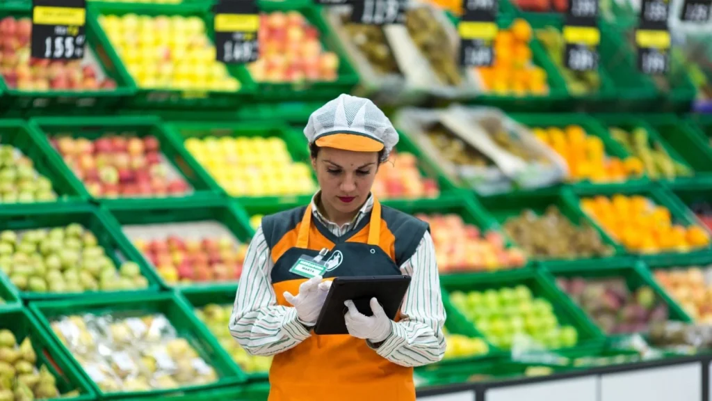 Sebastián Waira (40), Director de compras, revela el truco "código de ubicación" de Mercadona: "Los productos más baratos nunca están a la altura de los ojos". 3 Moncloa Uno de los grandes pilares del éxito de Mercadona son sus marcas propias: Hacendado, Deliplus, Bosque Verde y Compy. Millones de clientes acuden buscando exclusivamente estos productos, pero incluso dentro de este universo, la regla de oro se sigue aplicando. Fuente: Freepik