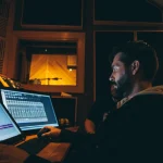 “Tu nivel de estrés se desvanece en segundos”: Carla Benítez (42) psicoanalista revela 5 canciones para mejorar tu productividad en la oficina