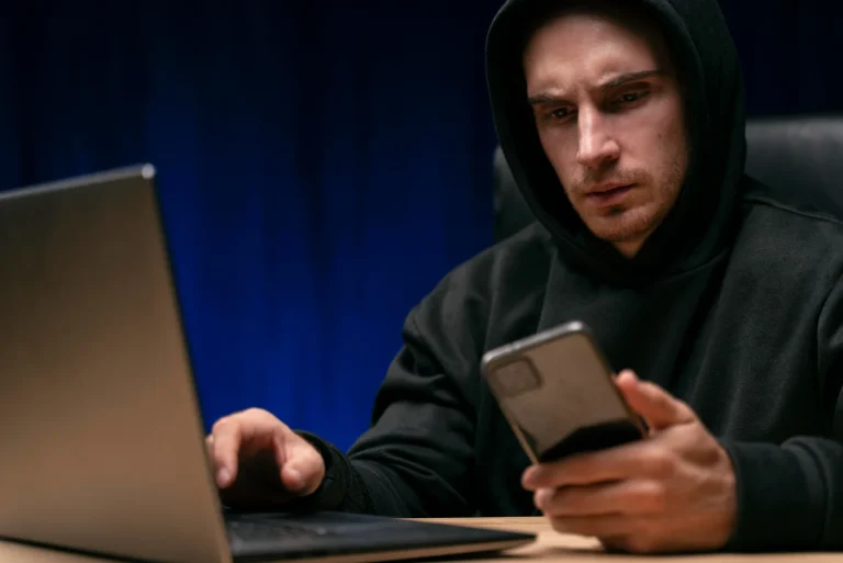 Ing. Luis Hernández (42), experto en fraude digital, confesa: «El 78% de estafas en 2025 vienen por suplantación de identidad bancaria; si recibes este SMS huye ya»