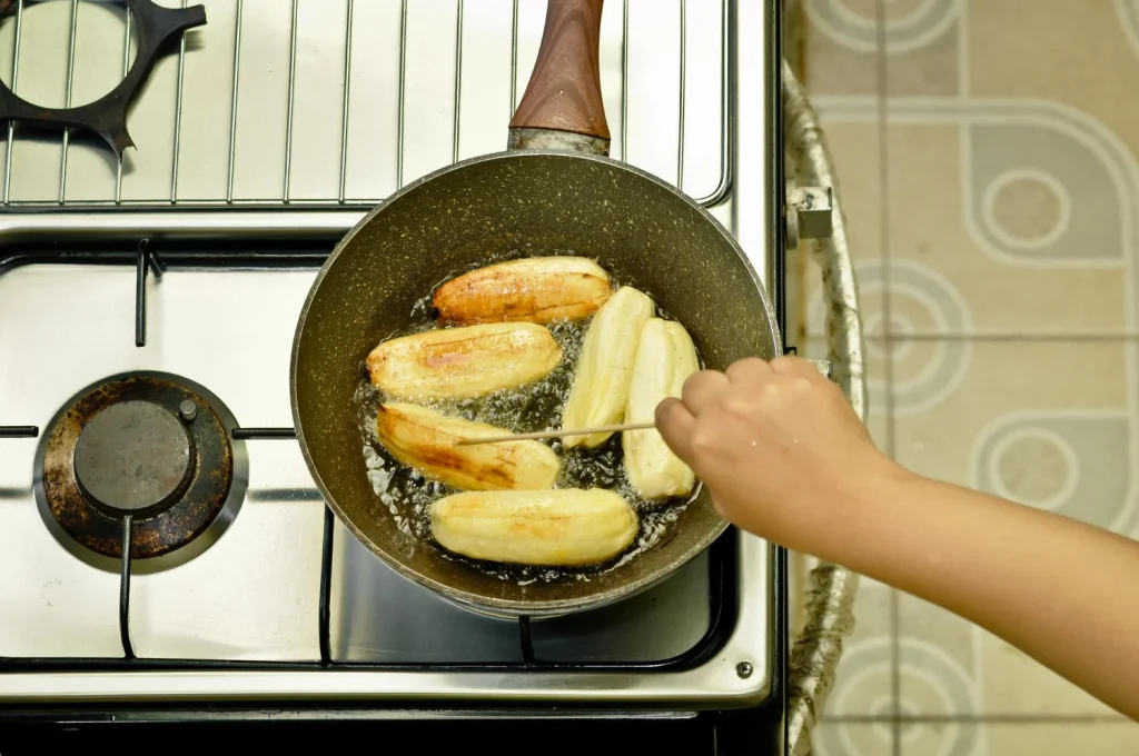 No reutilices el aceite más de 3 veces: la OCU explica la reacción química que lo vuelve tóxico 1 Moncloa Entender la química de lo que ocurre en tu aceite es clave para proteger tu salud. Fuente: Freepik