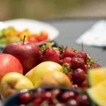 Carlos Ríos (35), dietista-nutricionista: «La fruta que te comes de postre es el mayor error si quieres adelgazar: estás activando esta hormona que almacena grasa»