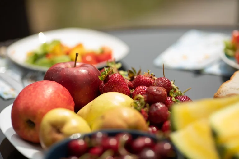 Carlos Ríos (35), dietista-nutricionista: "La fruta que te comes de postre es el mayor error si quieres adelgazar: estás activando esta hormona que almacena grasa"