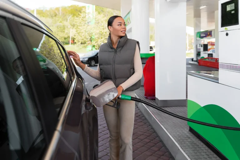 Aviso de la OCU: los días de la semana que no deberías echar gasolina bajo ningún concepto