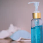 Andrea Gascón (37), dermatóloga: «El 90% de los geles de ducha eliminan el manto lipídico de la piel. Tu protección contra el cáncer desaparece»