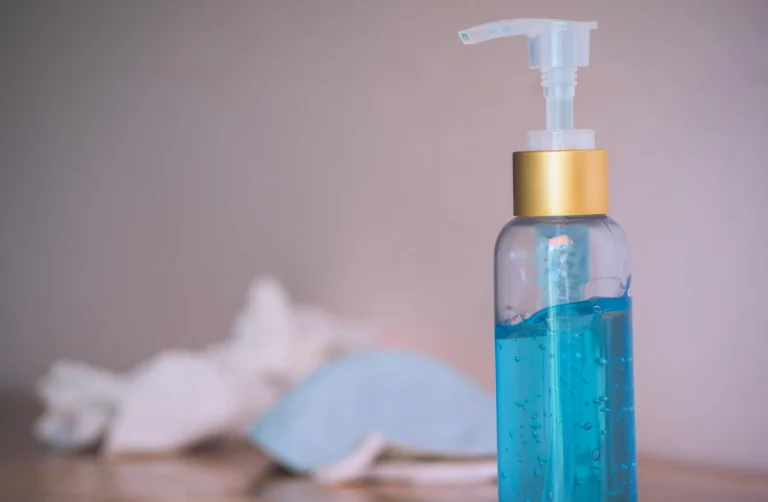 Andrea Gascón (37), dermatóloga: «El 90% de los geles de ducha eliminan el manto lipídico de la piel. Tu protección contra el cáncer desaparece»