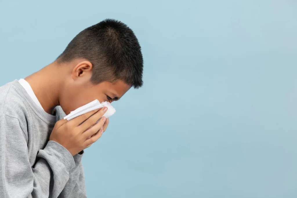 Dr. Javier Cortés (54), neumólogo, nos alerta: "La gripe de este invierno será un 340% peor que la pasada; Japón ya declaró epidemia hace dos meses y aquí ni hemos empezado la vacunación" 4 Moncloa La prevención de la gripe no termina con la inmunización, sino que se refuerza con nuestros hábitos. Fuente: Freepik
