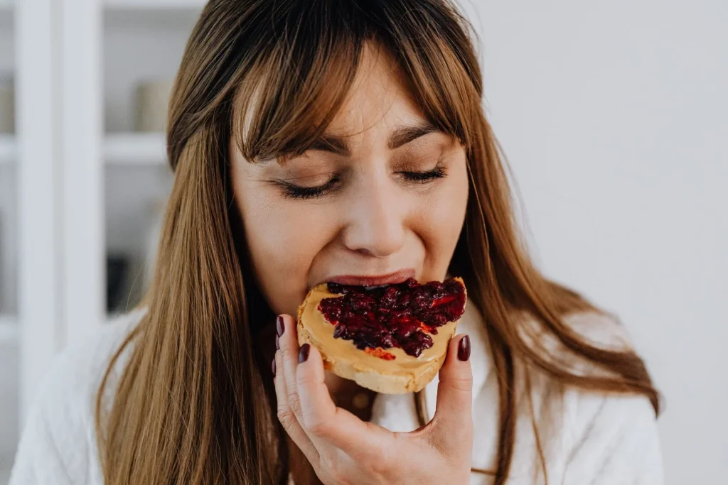 “Estos 7 hábitos diarios arruinan tus articulaciones antes de los 50”: Dra. Carla Ramírez (47), fisioterapeuta, explica cómo revertirlo de forma natural 2 Moncloa Rejuvenecer tu articulaciones y piel al mismo tiempo es posible