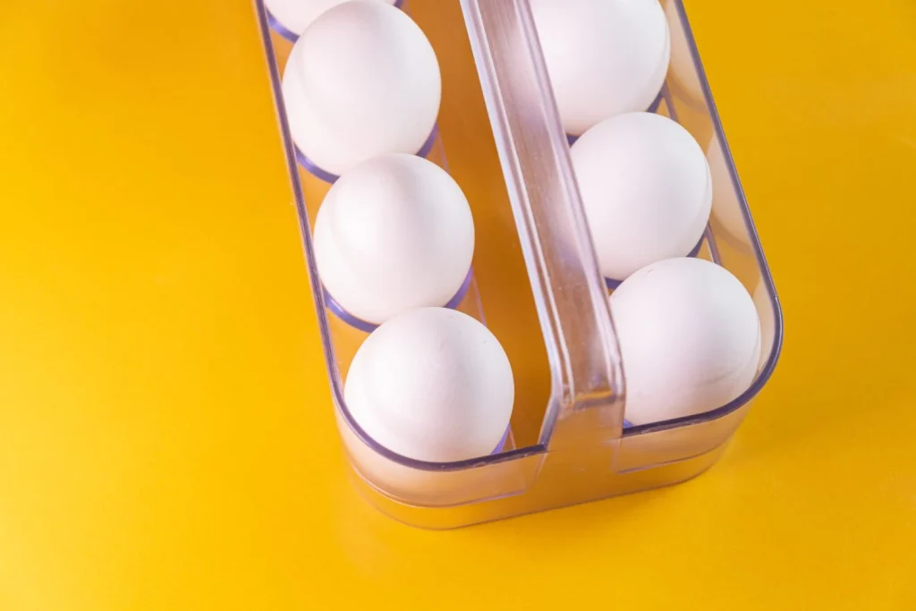 Existen muchas creencias populares sobre la manipulación de los huevos que, lejos de ser seguras, pueden aumentar los riesgos que intentamos evitar. Fuente: Freepik