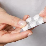 Dra. Elena Torres (51), farmacóloga: «Tomar ibuprofeno con este alimento común multiplica por 4 el riesgo de hemorragia intestinal»