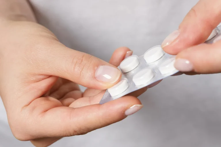 Dra. Elena Torres (51), farmacóloga: «Tomar ibuprofeno con este alimento común multiplica por 4 el riesgo de hemorragia intestinal»