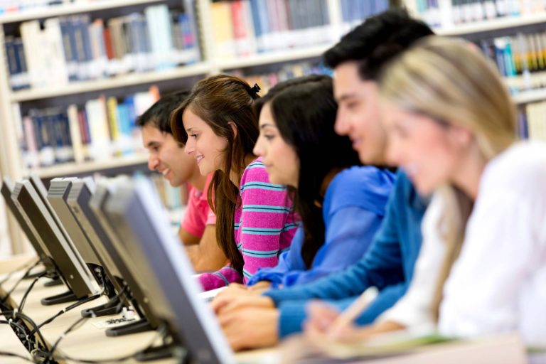 La Universidad Rey Juan Carlos y HollyMontt impulsan el aprendizaje práctico en finanzas
