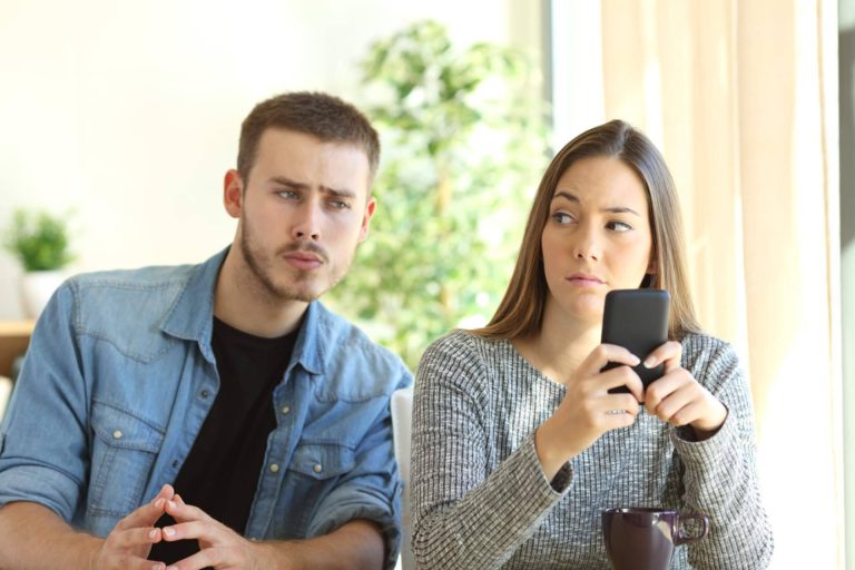 Proyección, control y celos digitales, las tensiones ocultas en las relaciones modernas