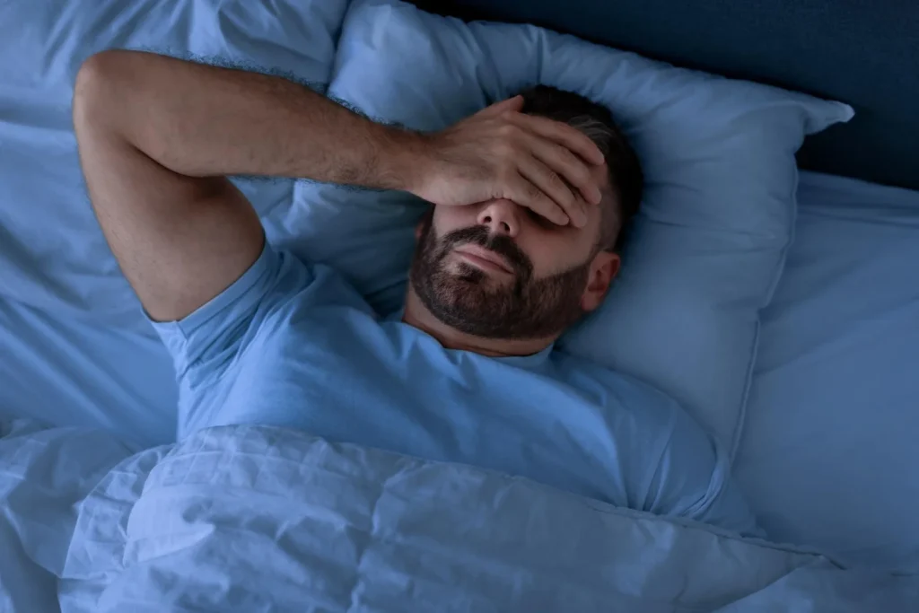 Cuando ese despertar se convierte en rutina, el verdadero culpable de tu insomnio no está en tu mente, sino en un órgano que trabaja a destajo. Fuente: Freepik
