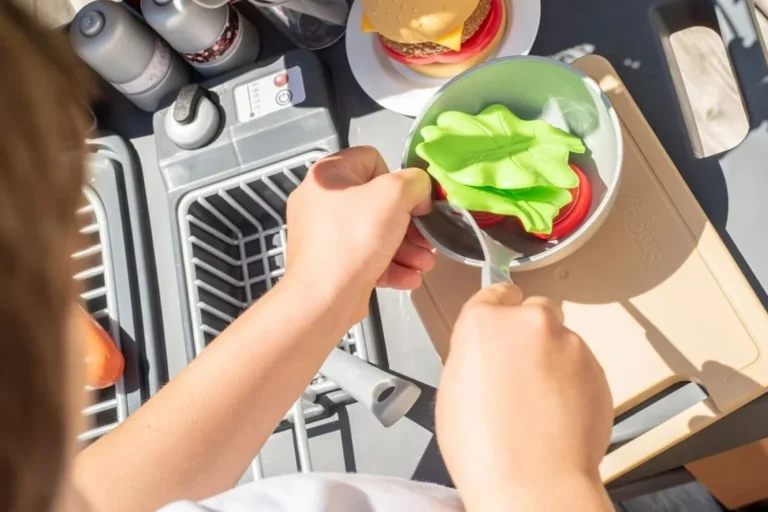 Sonia Moreno (35), cajera de Lidl: “La Navidad llega antes con esta cocina de juguete unisex que trae más de 20 accesorios para horas de diversión”