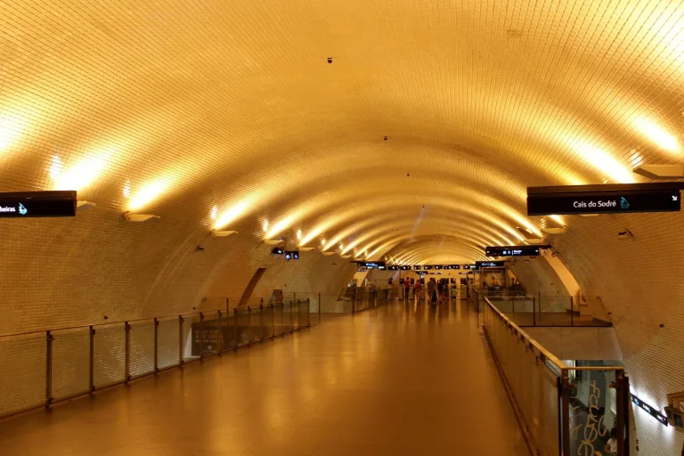 “En el Metro de Barcelona siempre pasa lo mismo”: Dagoberto Valdez (27), estudiante revela cómo evitar los robos disfrazados de peleas
