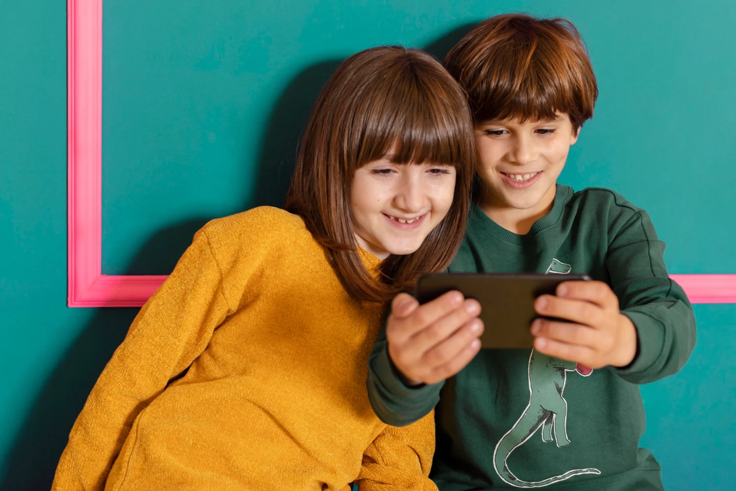 Las consecuencias de tener un perfil biométrico tan detallado desde la infancia son profundas y duraderas, extendiéndose mucho más allá de la publicidad personalizada que ya conocemos. Fuente: Freepik
