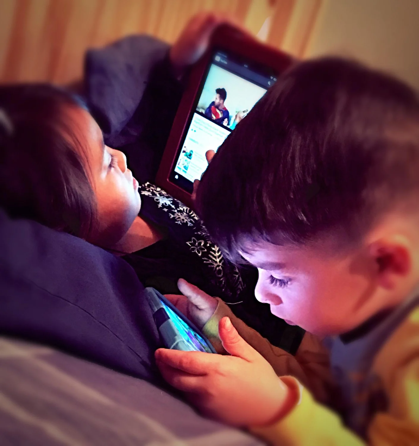 El perfil biométrico se alimenta de fuentes que ni imaginamos, empezando por el entorno escolar, un lugar donde la digitalización ha abierto puertas inesperadas a la recopilación de datos. Fuente: Freepik
