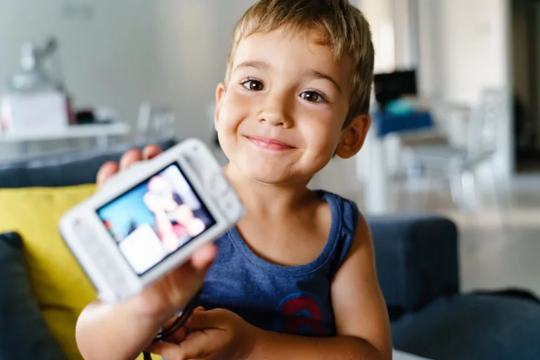 «Si tu hijo usa TikTok, está siendo adiestrado por un algoritmo chino diseñado para crear adicción»: Dr. Álvaro Bilbao, neuropsicólogo, explica su oscuro mecanismo