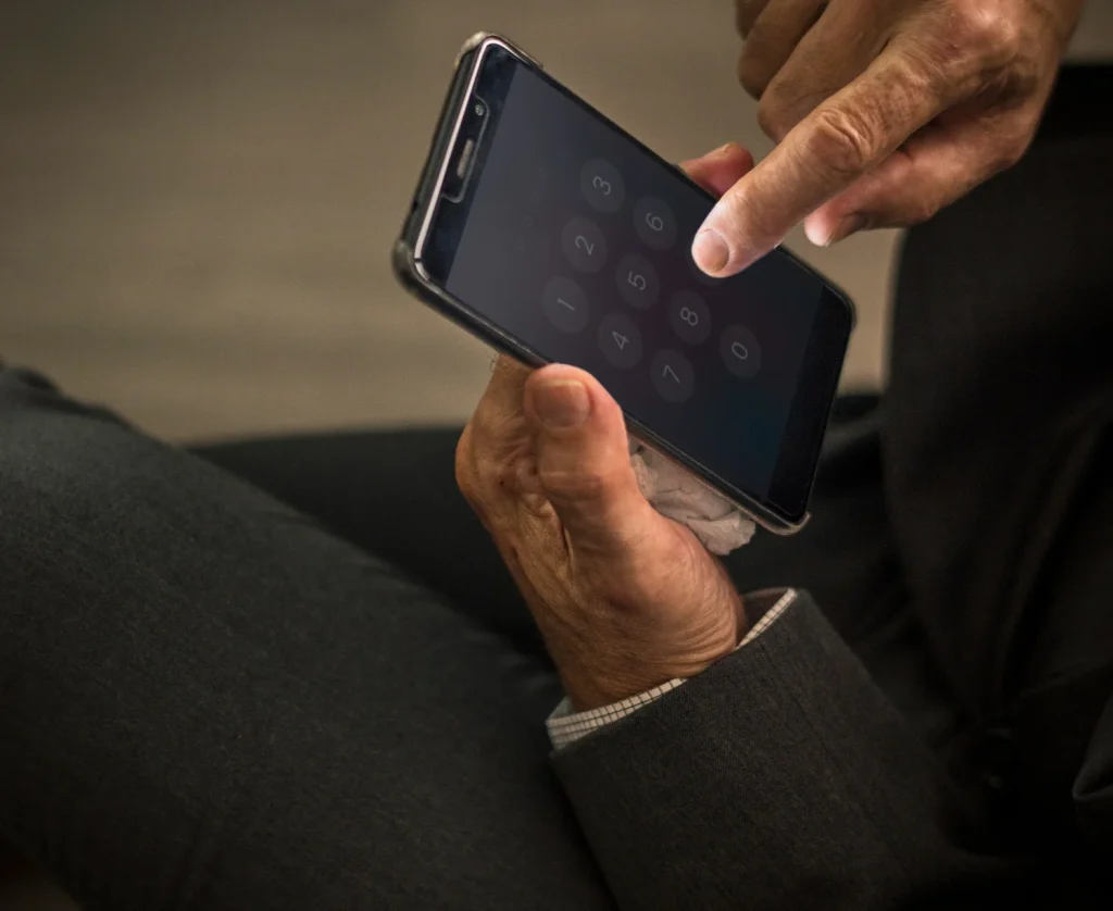 Sergio López (39), especialista en privacidad, grita: "Si tu app de redes sociales pide 'acceso a contactos', está vendiendo tu lista de amigos a brókers de datos por 0,001€ por cabeza" 3 Moncloa Algunas claves prácticas para limitar lo que las redes sociales saben de ti y de tu entorno. Fuente: Freepik