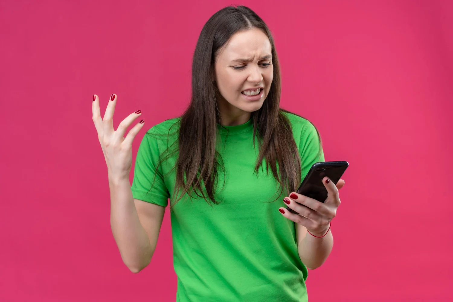 La Guardia Civil insiste en que el éxito de este engaño no reside en la tecnología, sino en la precisa manipulación de nuestros instintos más básicos. Fuente: Freepik
