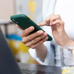 No es una foto, es un ladrón de datos»: la nueva estafa de WhatsApp que con un simple ‘Reenviar’ le da a un hacker el control total de tu móvil